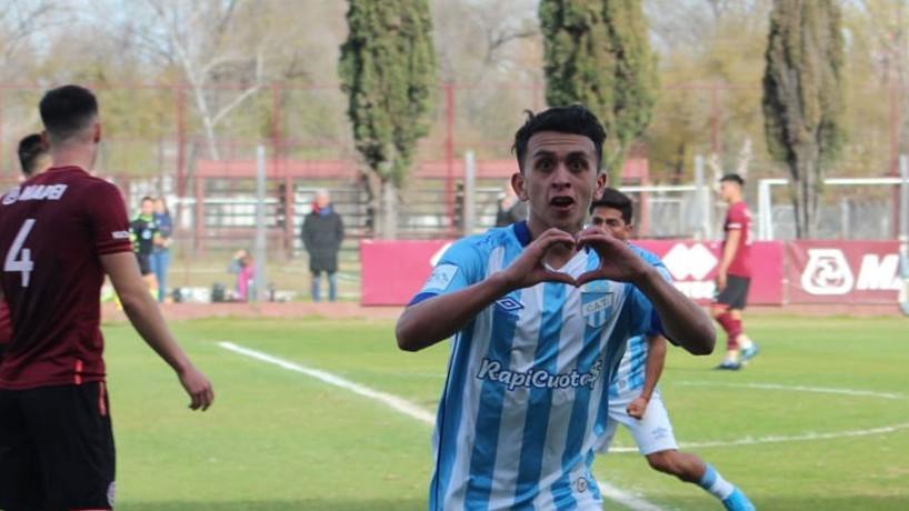 Joaquín Ávila festejando un gol.