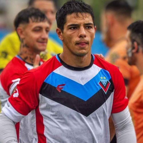 Mariano vistiendo los colores de Brown de Adrogué.